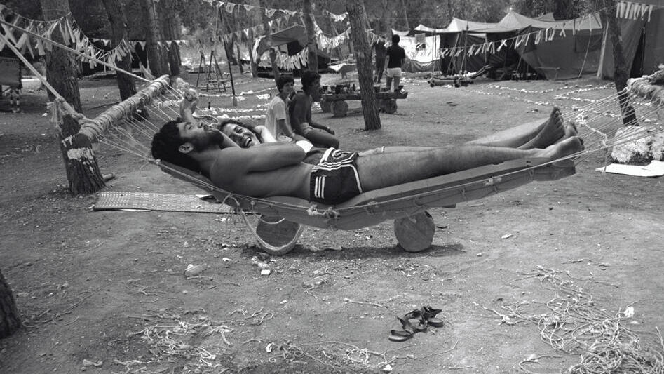 מנוחה על ערסל במחנה נוער בנס הרים, 1978