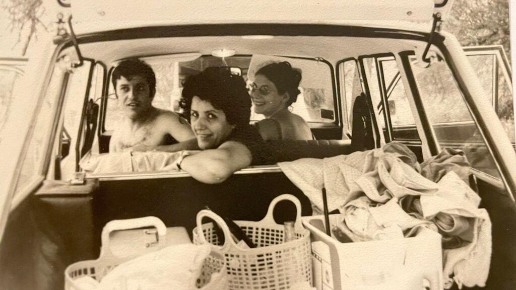 בדרך לטיול במצדה, 1972