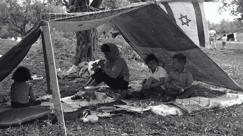 ילדים באוהל בגבעת יסעור בגליל המערבי, 1956