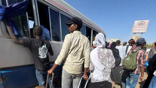 תושבים בורחים מעיר חרטום ב סודן