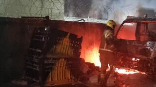 משאיות נשרפו במוסך באזור התעשייה  ב נשר