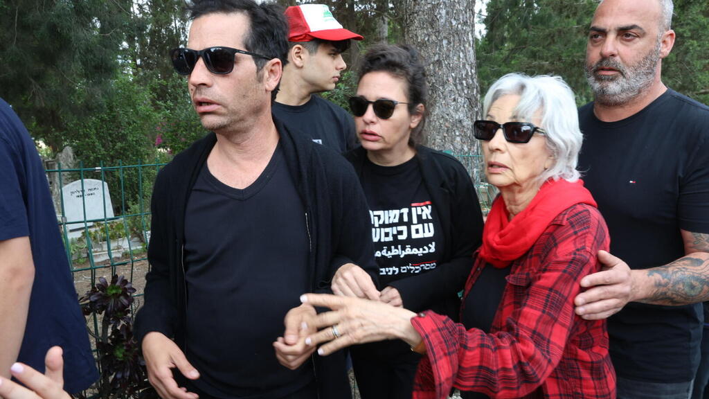 מתוך הלוויתו של יהונתן גפן