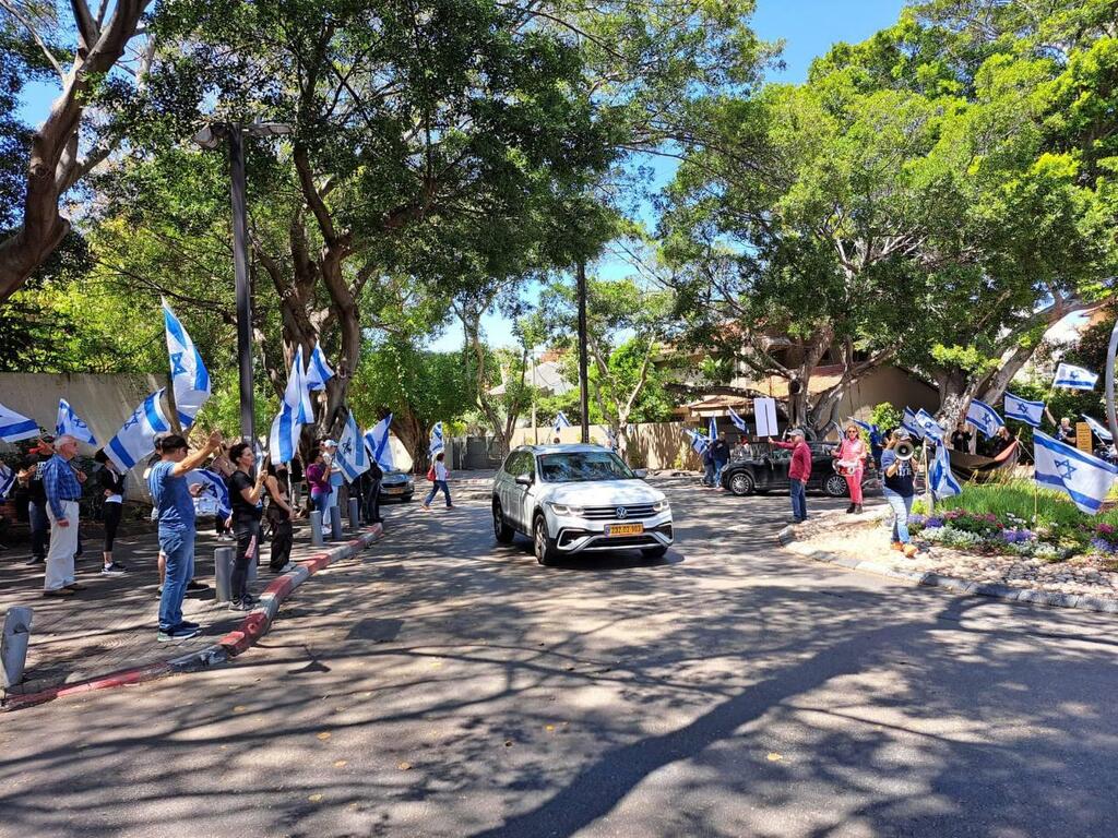 הפגנה נגד ההפיכה המשפטית מול ביתו של יולי אדלשטיין בהרצליה