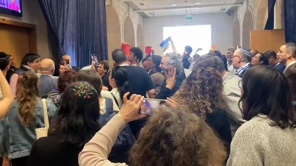 שמחה רוטמן לא מצליח לצאת מהאולם - הפגנה מחוץ לקונגרס הציוני העולמי בירושלים 