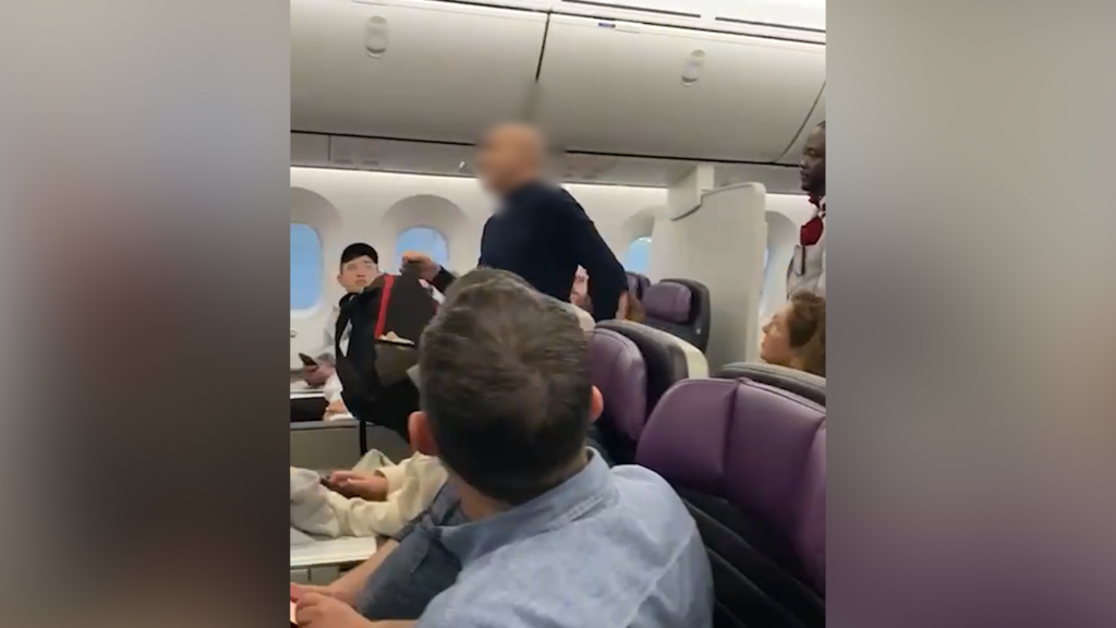 נוסע ישראלי מטיסה לניו יורק לישראל הורד מהטיסה בעקבות התנהגות לא הולמת