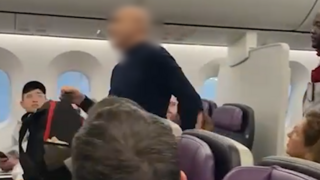 נוסע ישראלי מטיסה לניו יורק לישראל הורד מהטיסה בעקבות התנהגות לא הולמת