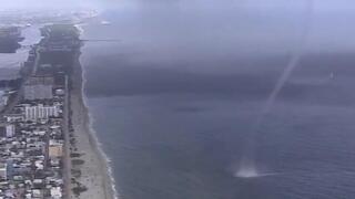 תיעוד נד מים שפוגע בחוף בעיר הוליווד ליד מיאמי פלורידה ארה"ב