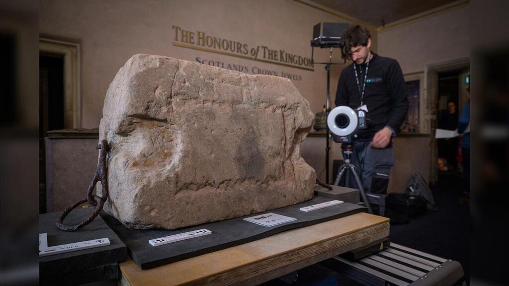 "אבן הגורל" ששימשה להכתרת מלכי סקוטלנד במאה ה-13, אך כיום משמשת להכתרת המלך של הממלכה המאוחדת
