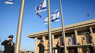 דגל ישראל הורד לחצי התורן במשמר הכנסת, יום הזיכרון