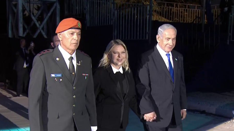 Биньямин Нетаниягу с супругой Сарой (Фото: Центр агитации) ראש הממשלה בנימין נתניהו בטקס הדלקת המשואות