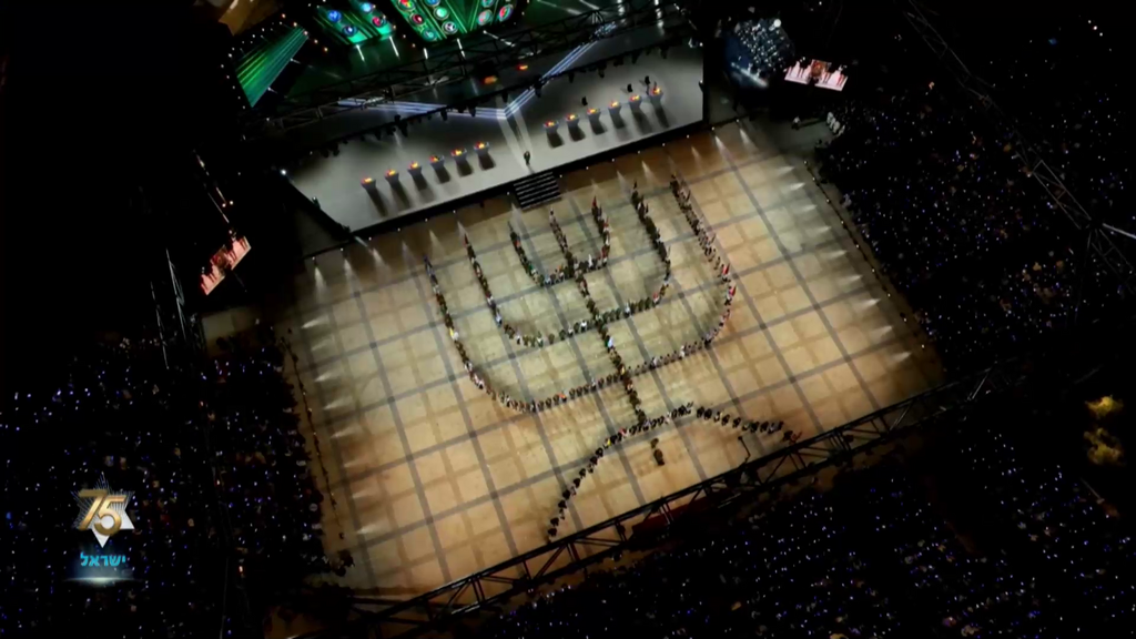 Парад флагов: знаменосцы выстроились в фигуру меноры (Фото: Центр агитации) טקס משואות בהר הרצל