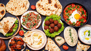 אוכל ישראלי פלאפל פיתה חומוס ירקות