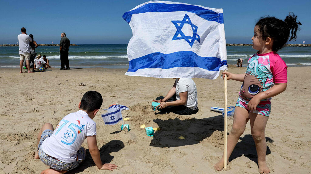בתל אביב מטיילים ביום העצמאות ה-75 למדינת ישראל