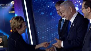 מיכל רובנר מוסרת פתק לראש הממשלה נתניהו במהלך טקס פרסי ישראל