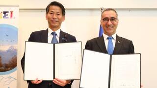  שגריר ישראל ביפן, גלעד כהן, חותם על ההסכמים