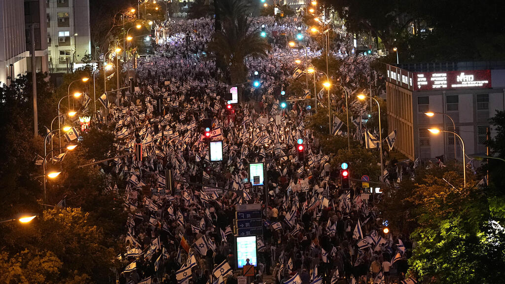 Протест в Тель-Авиве (Фото: AP) הפגנה נגד המהפכה המשפטית, תל אביב