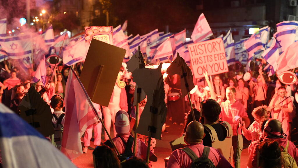 Тель-Авив. Надпись на плакате: "История смотрит на вас" (Фото: Юваль Хен) צעדה מכיכר הבימה לקפלן במחאה על המהפכה המשפטית