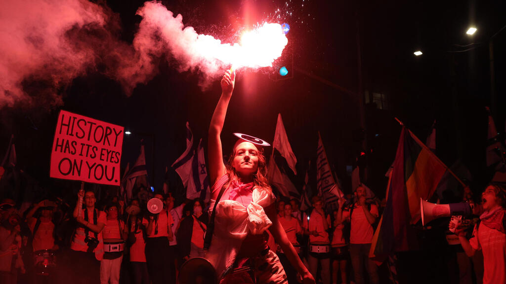 Тель-Авив. Надпись на плакате: "История смотрит на вас" (Фото: EPA) הפגנה נגד המהפכה המשפטית, תל אביב