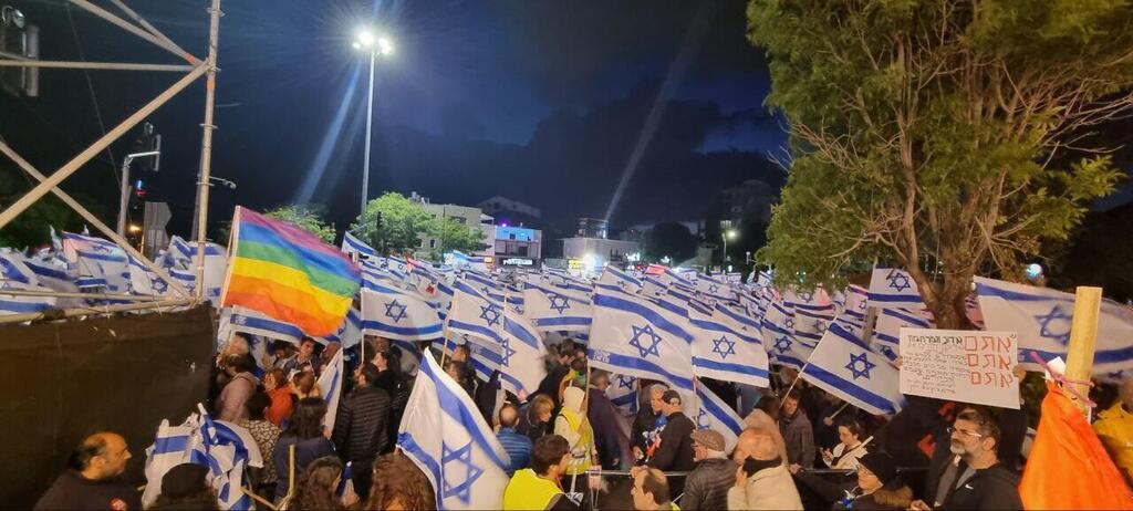 Акция в Хайфе (Фото: Лиор Эль-Хай) הפגנה נגד המהפכה המשפטית, צומת חורב, חיפה