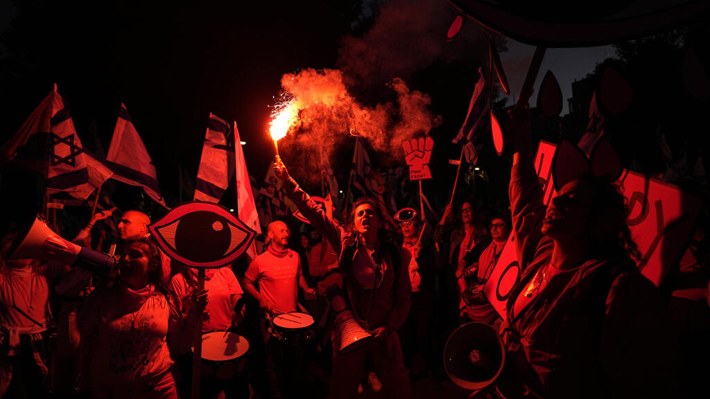 Протест в Тель-Авиве (Фото: AP) הפגנה נגד המהפכה המשפטית, תל אביב