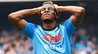 ויקטור אוסימן תופס את הראש