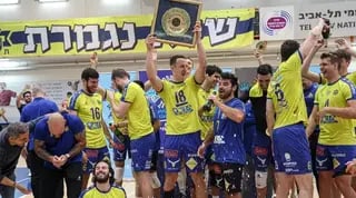 שחקני מכבי עם צלחת האליפות