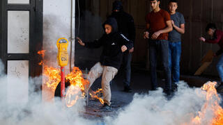 עימותים בין כוחות צה"ל לפלסטינים בעיר חברון זריקת אבנים צמיגים בוערים 