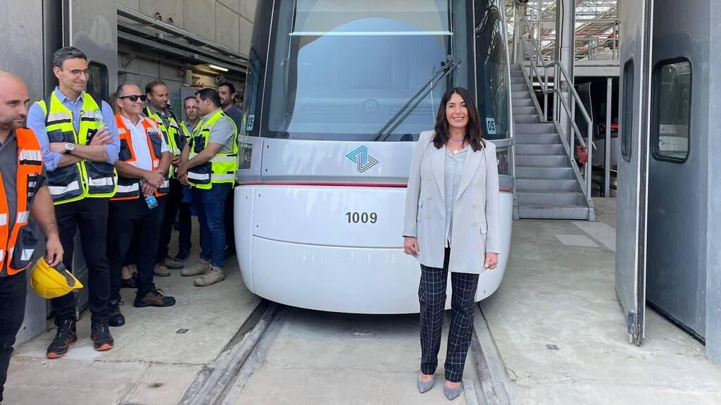 השרה מירי רגב בסיור ברכבת הקלה