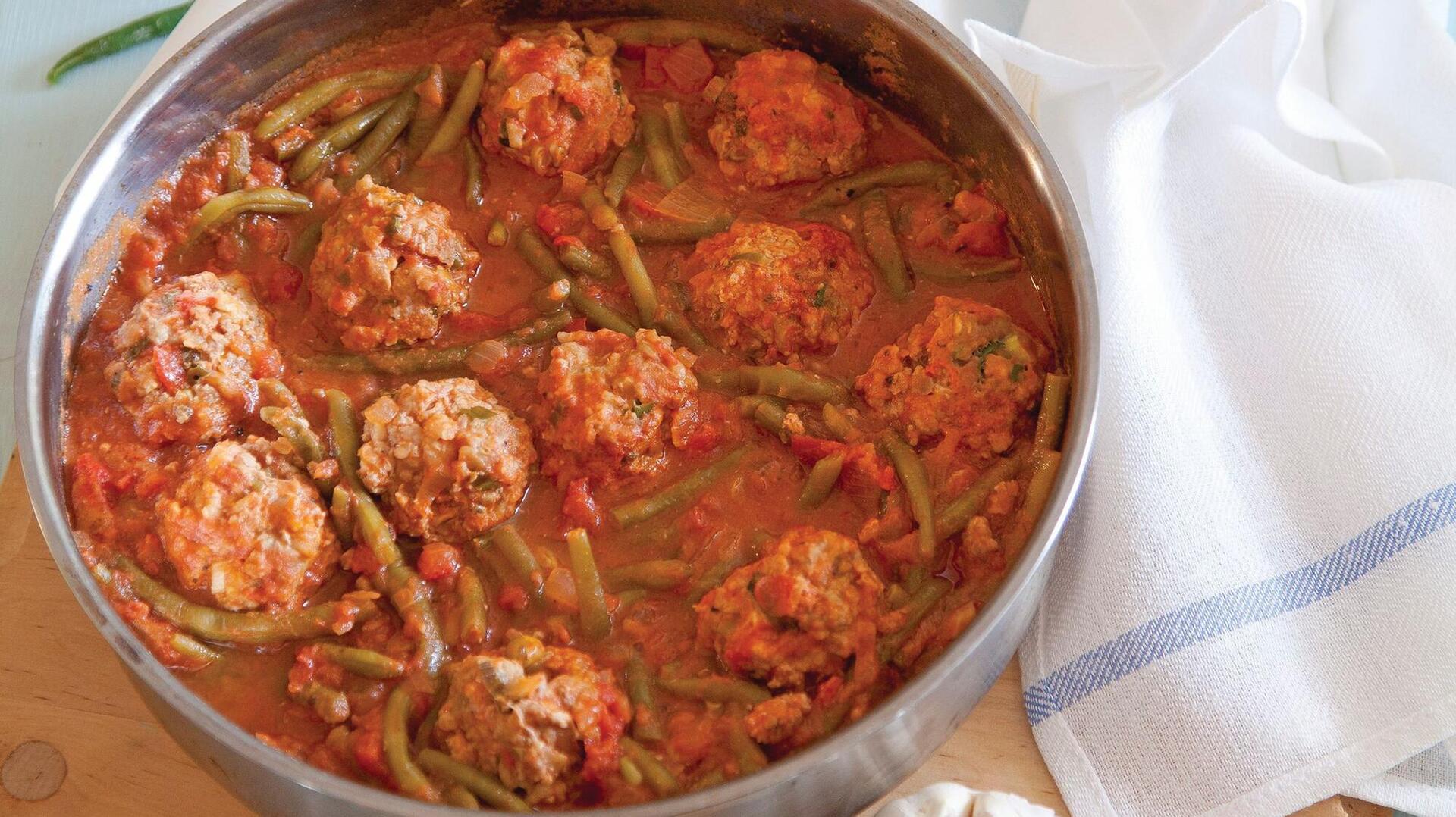 קציצות עוף והודו ברוטב עגבניות ושעועית ירוקה