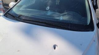 הנזקים שנגרמו לרכב בפיגוע הירי בשומרון