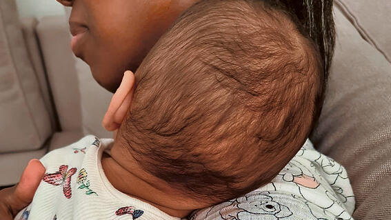 אם ממוצא אתיופי ובנה התינוק