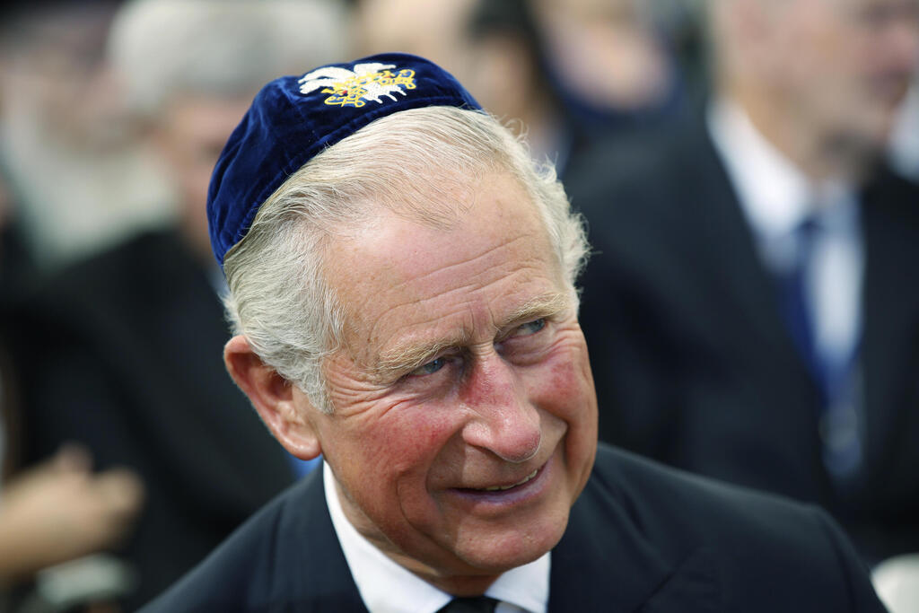 Charles wears a 'Yarmulke during the funeral of Shimon Peres in 2016