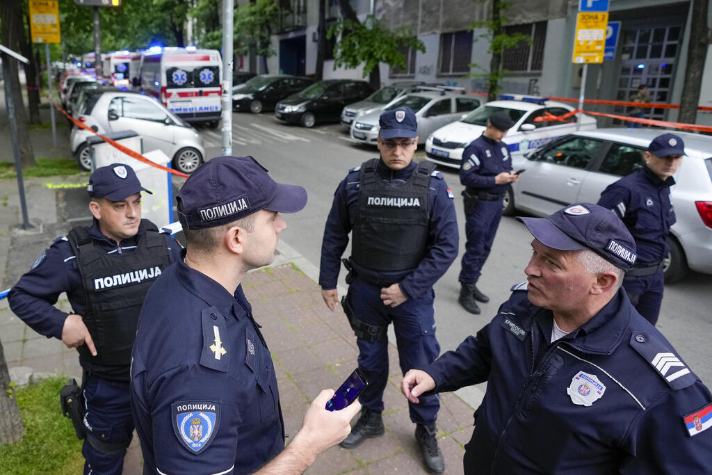 На месте происшествия (Фото: AP) סרביה בלגרד אירוע ירי בית ספר תלמיד כיתה ז' בן 14 פתח באש רצח מאבטח ו פצע תלמידים