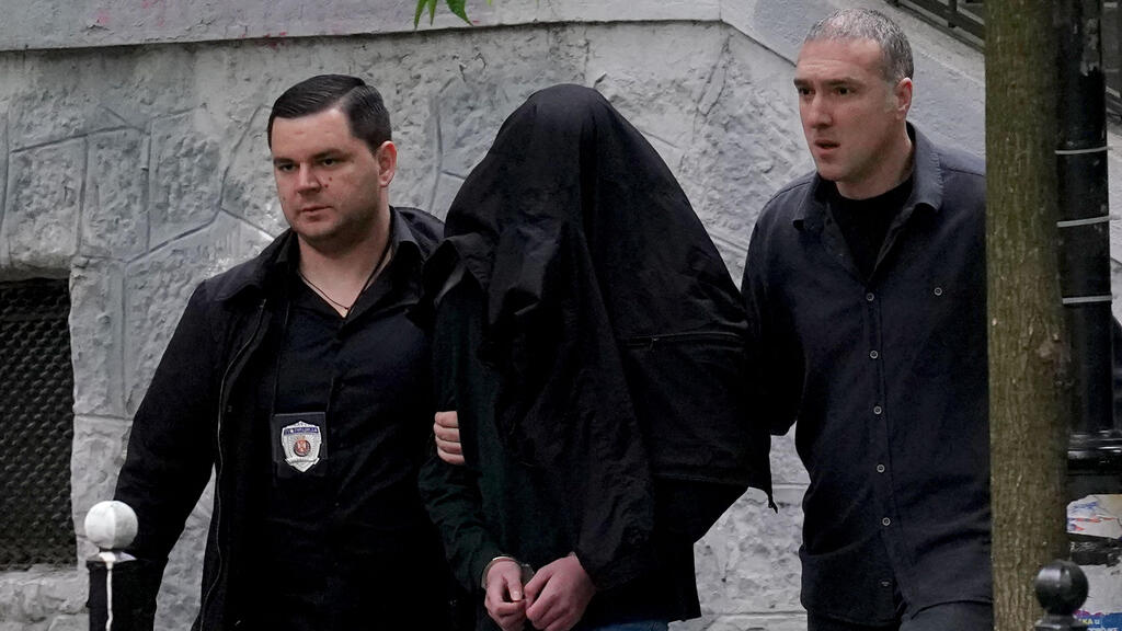 Арест подозреваемого в стрельбе (Фото: AFP) סרביה טבח ב בית ספר ב בלגרד התלמיד הרוצח מפונה על ידי המשטרה