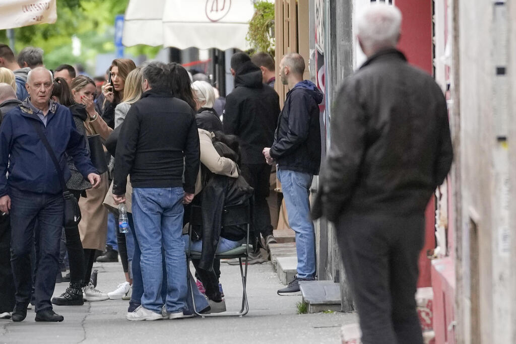 На месте происшествия (Фото: AP) סרביה טבח ב בית ספר ב בלגרד הורים ליד המקום