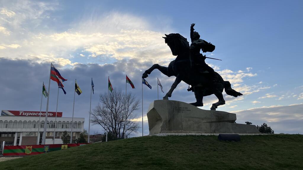 פסל המצביא הרוסי אלכסנדר סובורוב במרכז טירספול