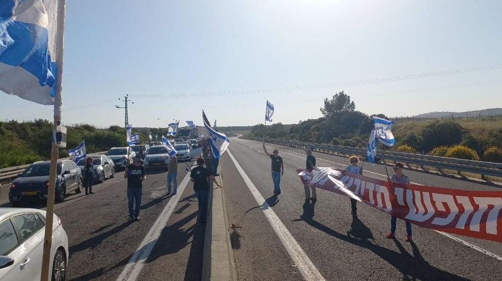 שיירת מחאה בכביש 77 נגד המהפכה המשפטית