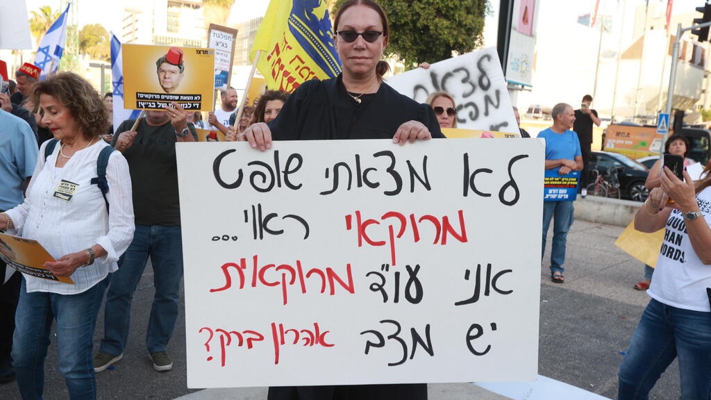 מרוקאים ומרוקאיות מפגינים ומפגינות מתחת לביתו של השופט אהרן ברק