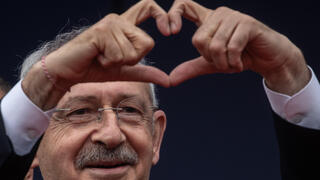 מנהיג האופוזיצה ומעמדה לנשיאות טורקיה עם סמל הלב שלו ארכיון