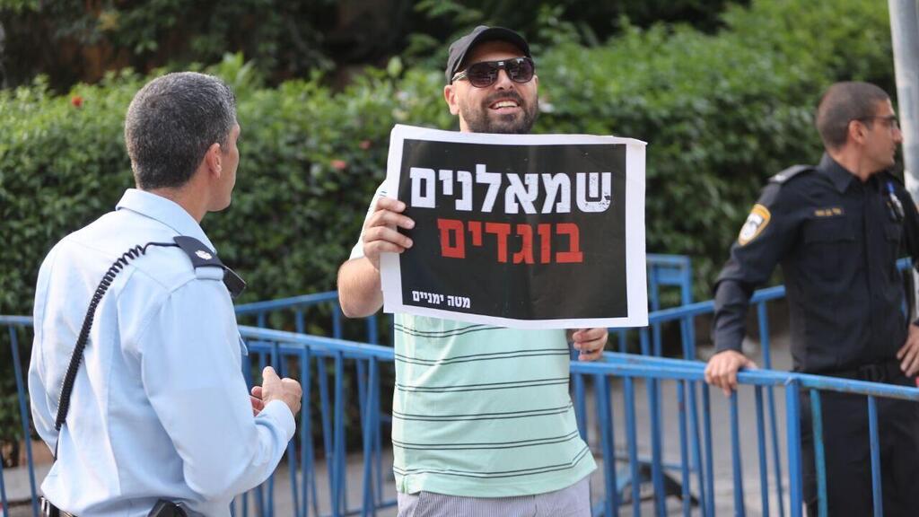 מפגינים מול ביתו של השופט אהרן ברק