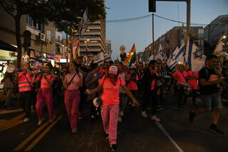 מפגינים צועדים באבן גבירול בתל אביב