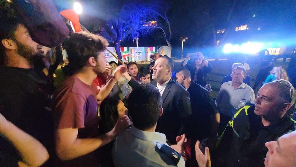 זוהר מדבר עם המפגינים (צילום: נעם שרון איראן אינטרנשיונל) סטודנטים וסטודנטיות התפרצו לנאומים של גילה גמליאל ומיקי זוהר באירוע מורשת תרבות איראן במכון הטכנולוגי בחולון