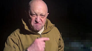 יבגני פריגוז'ין מנהיג קבוצת וגנר מצביע על לוחמיו שלדבריו נהרגו במלחמה באוקראינה