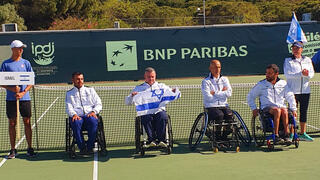 נבחרת ישראל בטניס בכיסאות גלגלים עם מדליית הכסף באליפות העולם