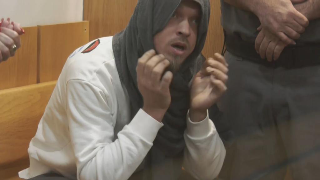 Денис Мокин в зале суда (Фото: Шамир Эльбаз) דניס מוקין בבית המשפט