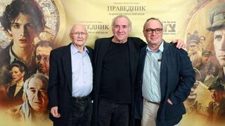 מימין: הבמאי סרגיי אורסוליאק, דב גליקמן וניצול השואה ליאון רובין
