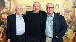 מימין: הבמאי סרגיי אורסוליאק, דב גליקמן וניצול השואה ליאון רובין