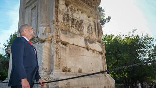 יו"ר הכנסת אמיר אוחנה בשער טיטוס ברומא ליד תבליט המנורה