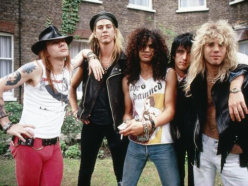 "גם אם הם לא היו על הבמה – עדיין יכולת לראות שהם חברים בלהקת רוק". גאנז אנד רוזס בלונדון, 1986