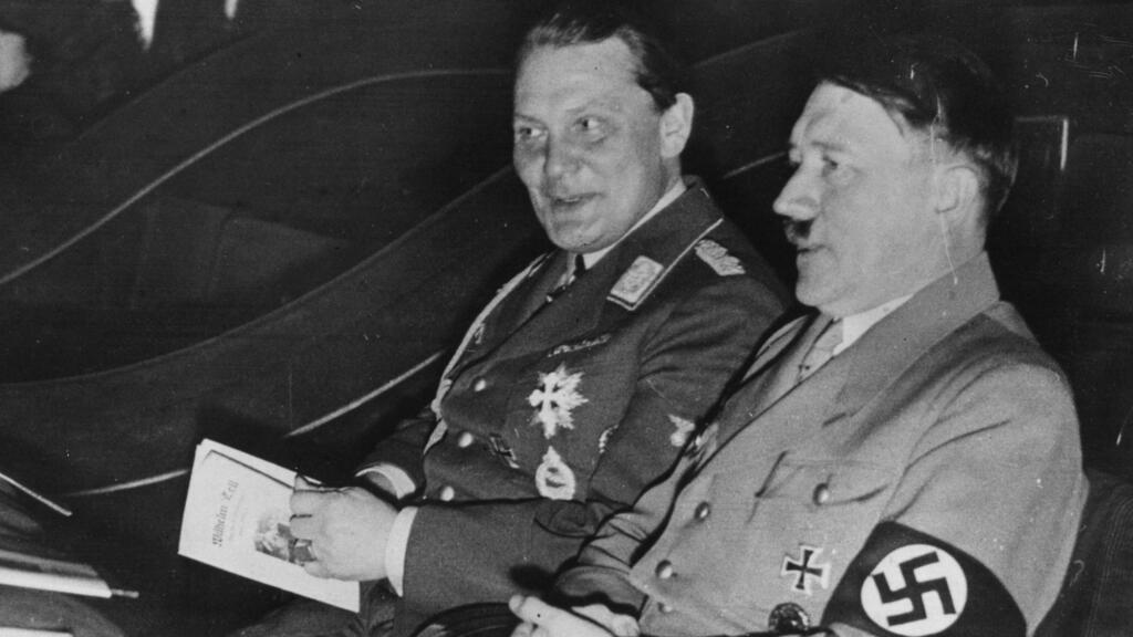 היטלר לצד גרינג, בימים אחרים. המברק השפיע עליו מאוד